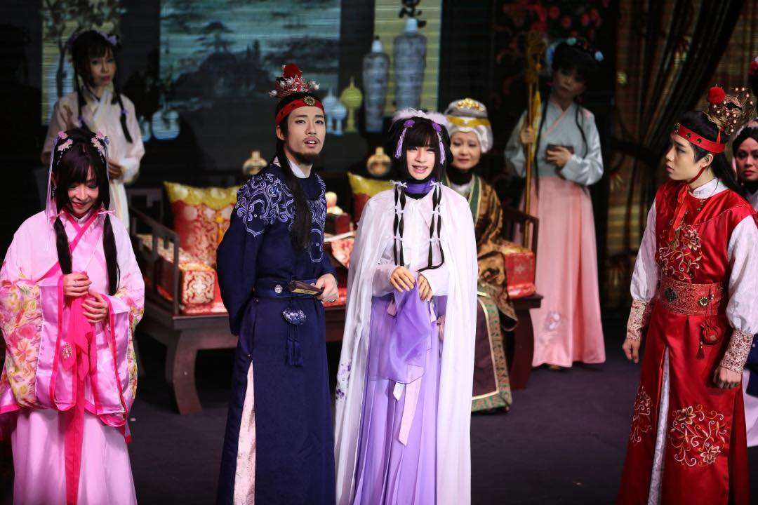 经过5年的策划，星音符剧团再次为观众打造最真实的《红楼梦》，由本地艺人锺洁希领衔主演古美人林黛玉，她将林黛玉对贾宝玉的真情真爱泪洒全场。