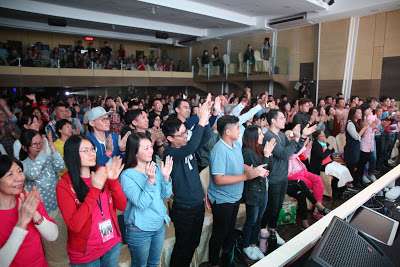 结束时全场热烈鼓掌