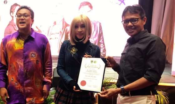 西苏门答腊省长Irwan Prayitno颁发奖状给钟洁希