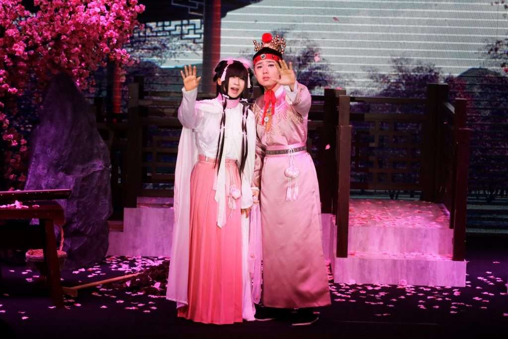 为癌症患者筹款的《红楼梦》话剧无疑是个大制作，演员的演技备受考验，筹备期间面临不少挑战。钟洁希坦言一度想要放弃，庆幸获导演、剧团和粉丝不断给予鼓励的支持，她才能量满满坚持下去。