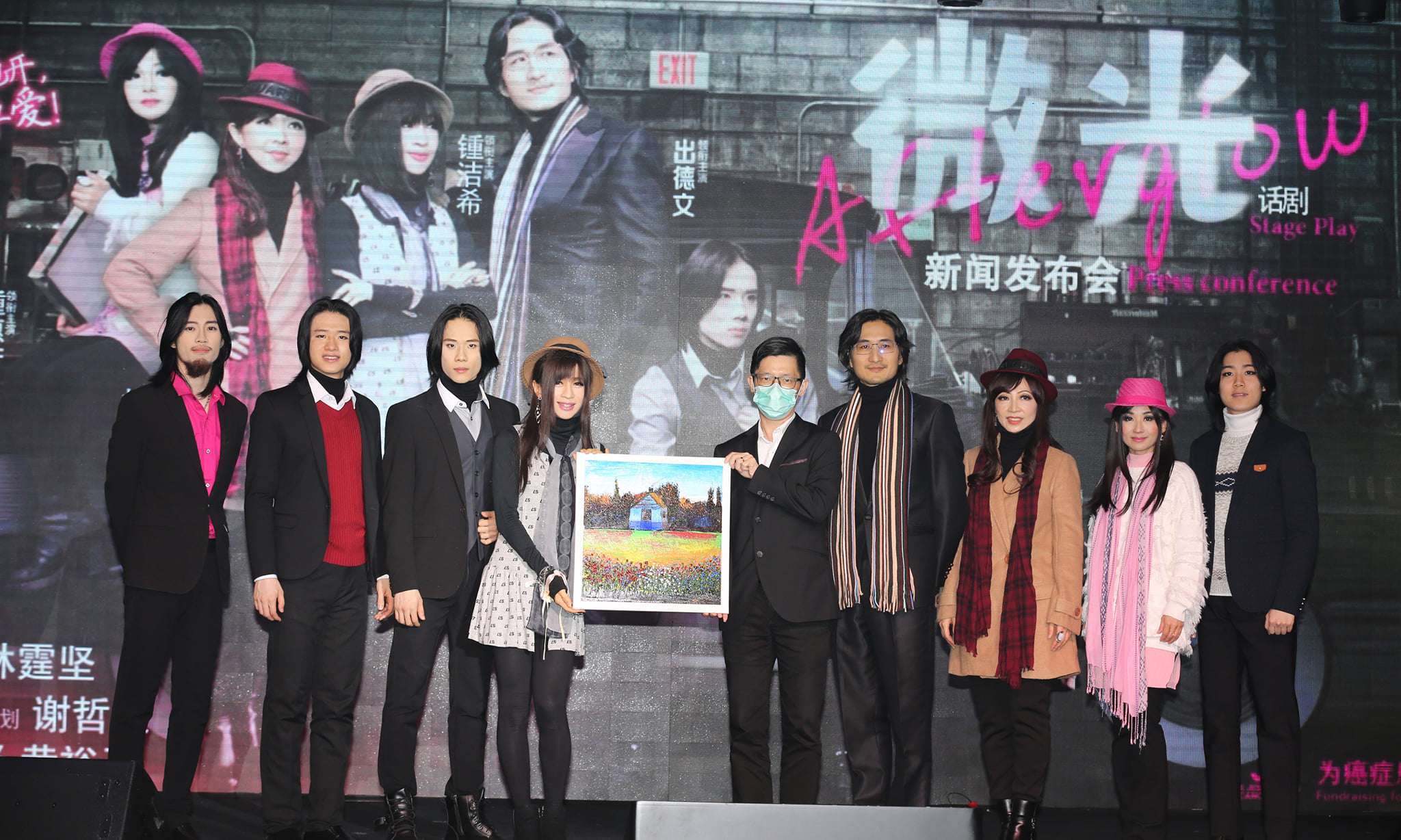 （首邦市25日讯）锺洁希继2017年与出德文合演音乐剧后，阔别3年两人再度聚首同台演出最新音乐剧《微光》，锺洁希爆料：“别看他样子很斯文，他在音乐剧里很不斯文，我会被他打，不过这次被打得很爽，跟上次不一样，这次比较心甘情愿。”